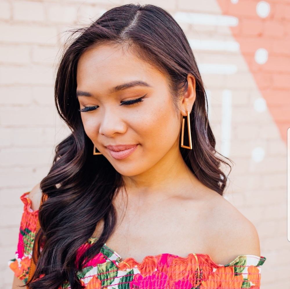 Kendra Scott, Easton, Gold Earrings - Picture 10 of 11